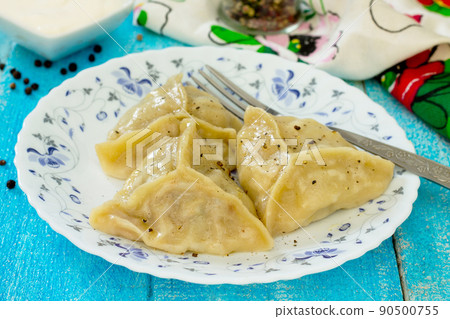 Steam the dumplings with meat and onions, form a triangle 90500755