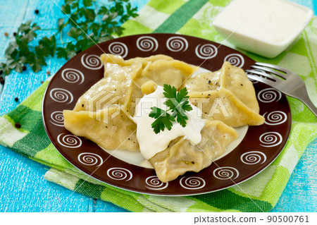 Steam the dumplings with meat and onions, form a triangle Steam the dumplings with meat and onions, form a triangle 90500761