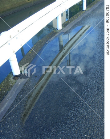 水坑里映出的天空 90500783