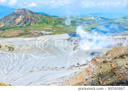 熊本縣阿蘇市從山路看到的初夏的阿蘇火山口 90500867