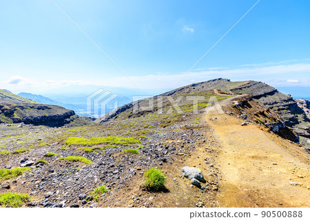 從熊本縣阿蘇市中岳看到的初夏山路 從熊本縣阿蘇市中岳看到的初夏山路 90500888