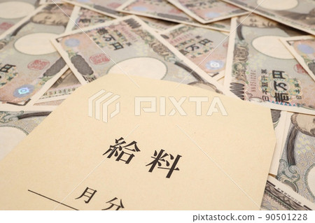 工資袋和 10,000 日元鈔票 90501228