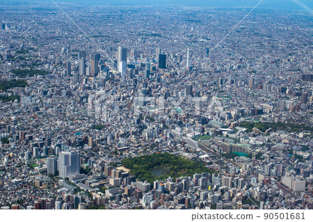 從六義園上空鳥瞰池袋 90501681