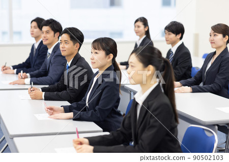 西裝革履的男女參加研討會 90502103