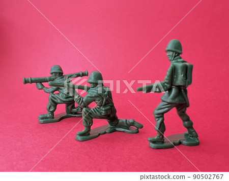 三個士兵娃娃拿著槍對著敵人(紅色背景),戰爭形象 三個士兵娃娃拿著槍對著敵人(紅色背景),戰爭形象 90502767