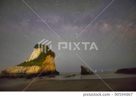 Chiba Prefecture Meotoiwa and Milky Way 90504867