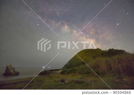 Chiba Prefecture Meotoiwa and the Starry Sky (Milky Way) Chiba Prefecture Meotoiwa and the Starry Sky (Milky Way) 90504868