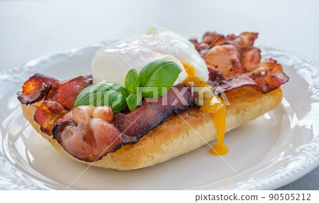 Sandwich with poached egg and bacon 90505212