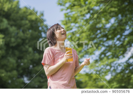 補水的年輕女子 補水的年輕女子 90505676