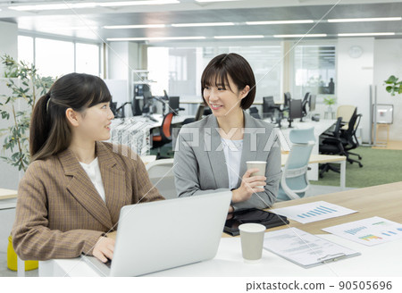 有一個常設會議的女商人 有一個常設會議的女商人 90505696