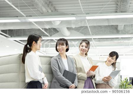 A workplace where women can play an active role A workplace where women can play an active role 90506156