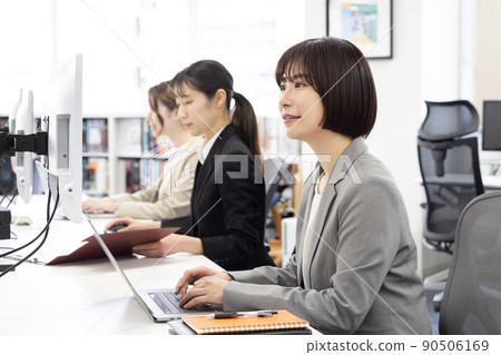 A workplace where women can play an active role A workplace where women can play an active role 90506169
