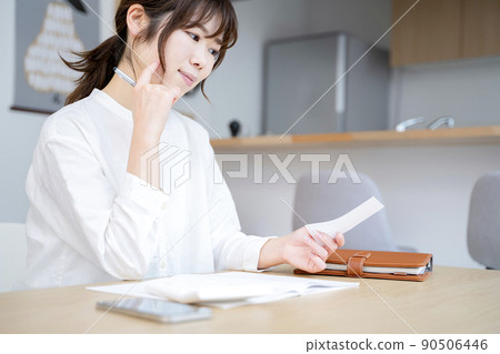 拿著家庭帳簿的婦女 90506446