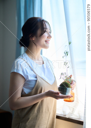 A woman who loves moss balls 90506579