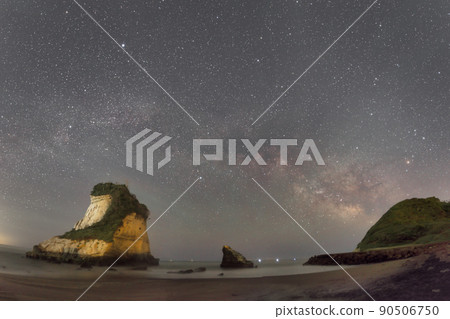 Chiba Prefecture Meotoiwa and Milky Way (Orihime and Hikoboshi) 90506750