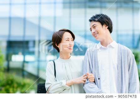 Couple going shopping Photo cooperation: LINK FOREST Couple going shopping Photo cooperation: LINK FOREST 90507478