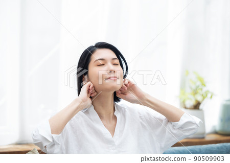 年輕女子美容按摩 90509903