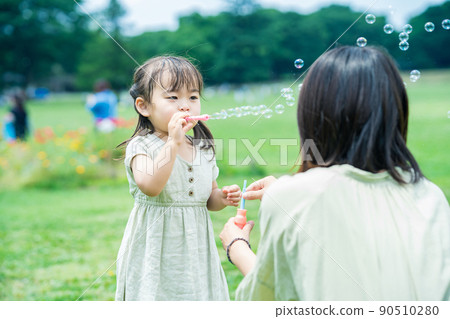父母和孩子玩肥皂泡 90510280
