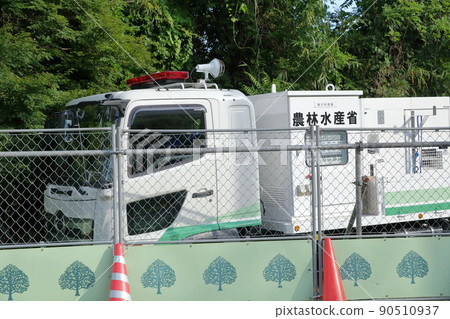 Vehicles that are active in river flooding and guerrilla rainstorms (drainage pump vehicle, Ministry of Agriculture, Forestry and Fisheries) 90510937