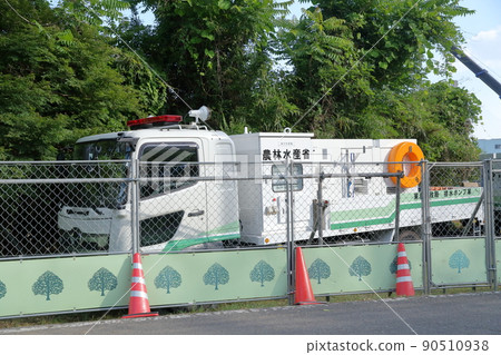Vehicles that are active in river flooding and guerrilla rainstorms (drainage pump vehicle, Ministry of Agriculture, Forestry and Fisheries) 90510938