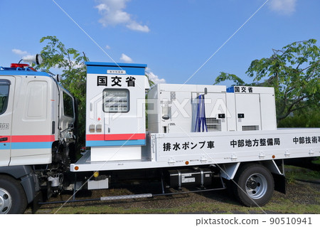 活躍於河流氾濫和游擊暴雨的車輛（排水泵車，農林水產省） 90510941