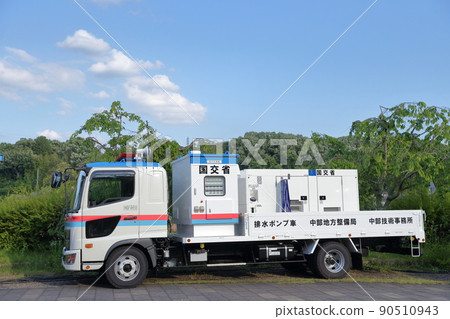 Vehicles that are active in river flooding and guerrilla rainstorms (drainage pump vehicle, Ministry of Agriculture, Forestry and Fisheries) Vehicles that are active in river flooding and guerrilla rainstorms (drainage pump vehicle, Ministry of Agriculture, Forestry and Fisheries) 90510943