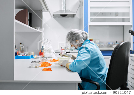 Women work in the lab. Conducts experiments on vaccines. Women work in the lab. Conducts experiments on vaccines. 90511047