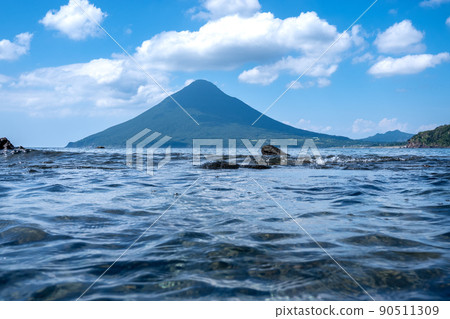 Kaidomiyake floating in the sea 90511309