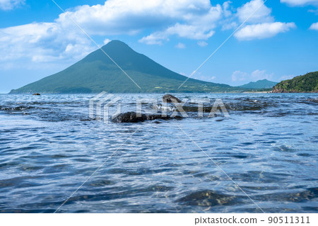 Kaidomiyake floating in the sea 90511311