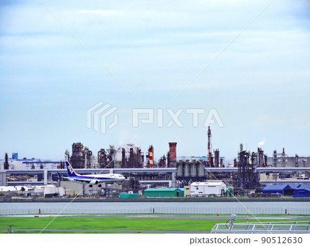 Airplane landing in Kawasaki industrial area Airplane landing in Kawasaki industrial area 90512630