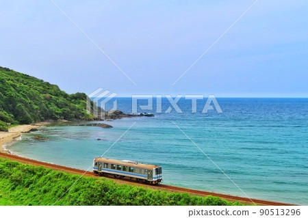 [島根縣]沿海岸線行駛的單人列車 90513296