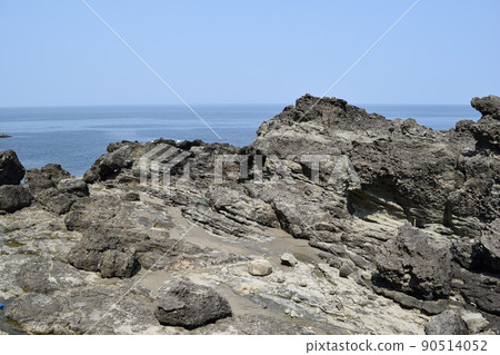 奇怪的岩石的岩石海岸繼續的莊內海岸的岩石海岸 奇怪的岩石的岩石海岸繼續的莊內海岸的岩石海岸 90514052