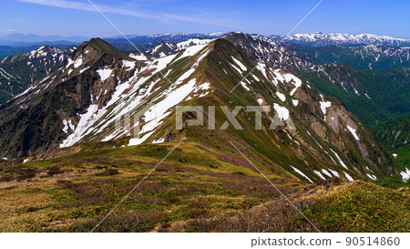 在雪季期間的谷川山脈、山脊線和藍天 90514860