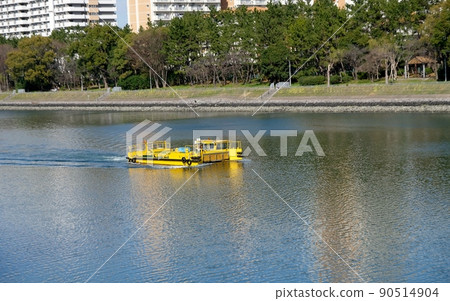 A marine cleaning vessel that operates regularly to protect the canal A marine cleaning vessel that operates regularly to protect the canal 90514904