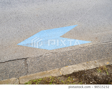 路面上顯示的藍色箭頭羽毛標記“自行車導航線”。 （東京都市區） 90515232