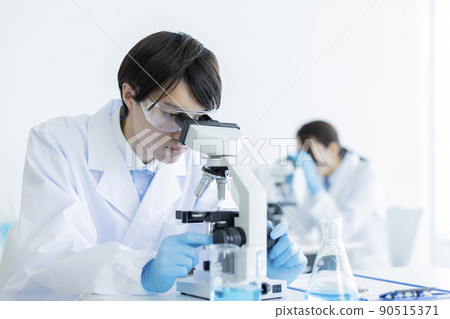 Researcher microscope 90515371