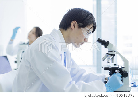 Researcher microscope 90515373