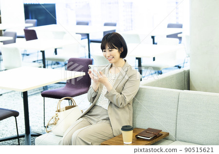 女商人辦公室智能手機搜索 90515621