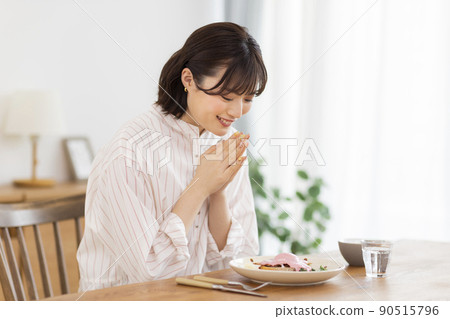 一個年輕的女人做飯 90515796