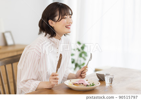 A young woman who makes a meal A young woman who makes a meal 90515797