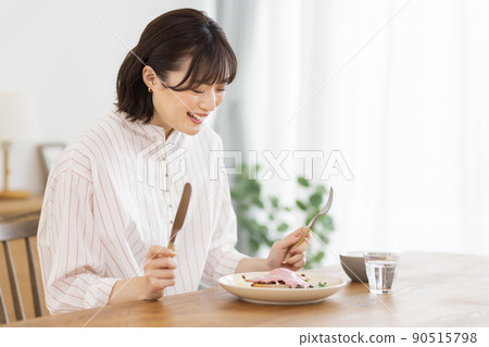 A young woman who makes a meal A young woman who makes a meal 90515798