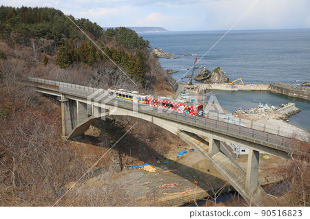 三陸鐵道:穿過大澤橋的電車 三陸鐵道:穿過大澤橋的電車 90516823