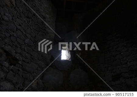 中世紀城堡窗戶，石牢窗戶，監獄拱門，昏暗的監獄，暗光 90517155