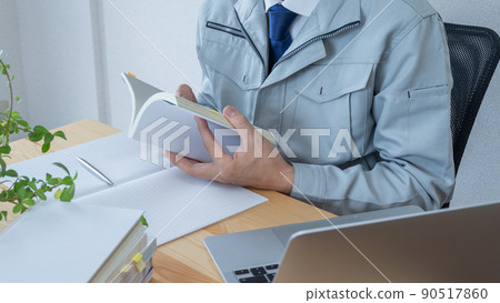 Image of a construction businessman aiming to acquire qualifications while working 90517860