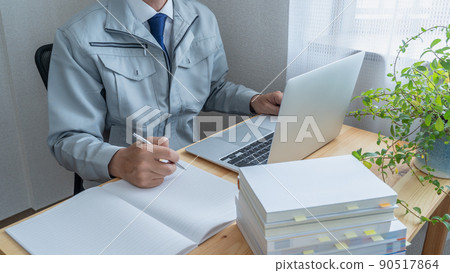 Image of a construction businessman aiming to acquire qualifications while working 90517864