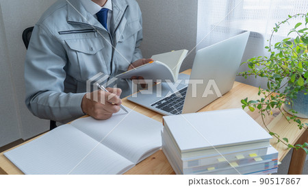 旨在在工作中獲得資格的建築商人的形象 90517867