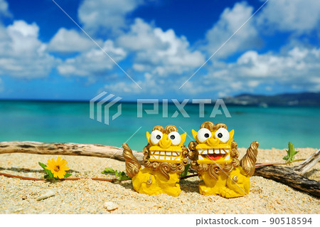 Okinawa's blue sea and shisa 90518594