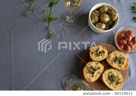 A bird's-eye view of wine, tapas and mentaiko France 90519011