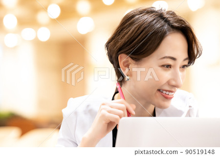 使用筆記本電腦的辦公室休閒中年婦女 90519148