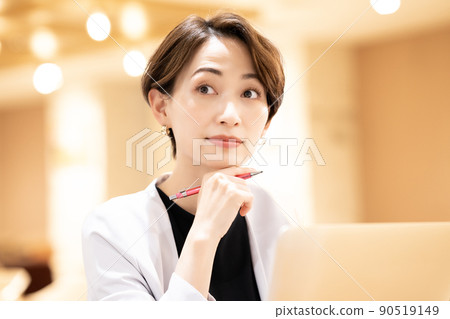 使用筆記本電腦的辦公室休閒中年婦女 使用筆記本電腦的辦公室休閒中年婦女 90519149